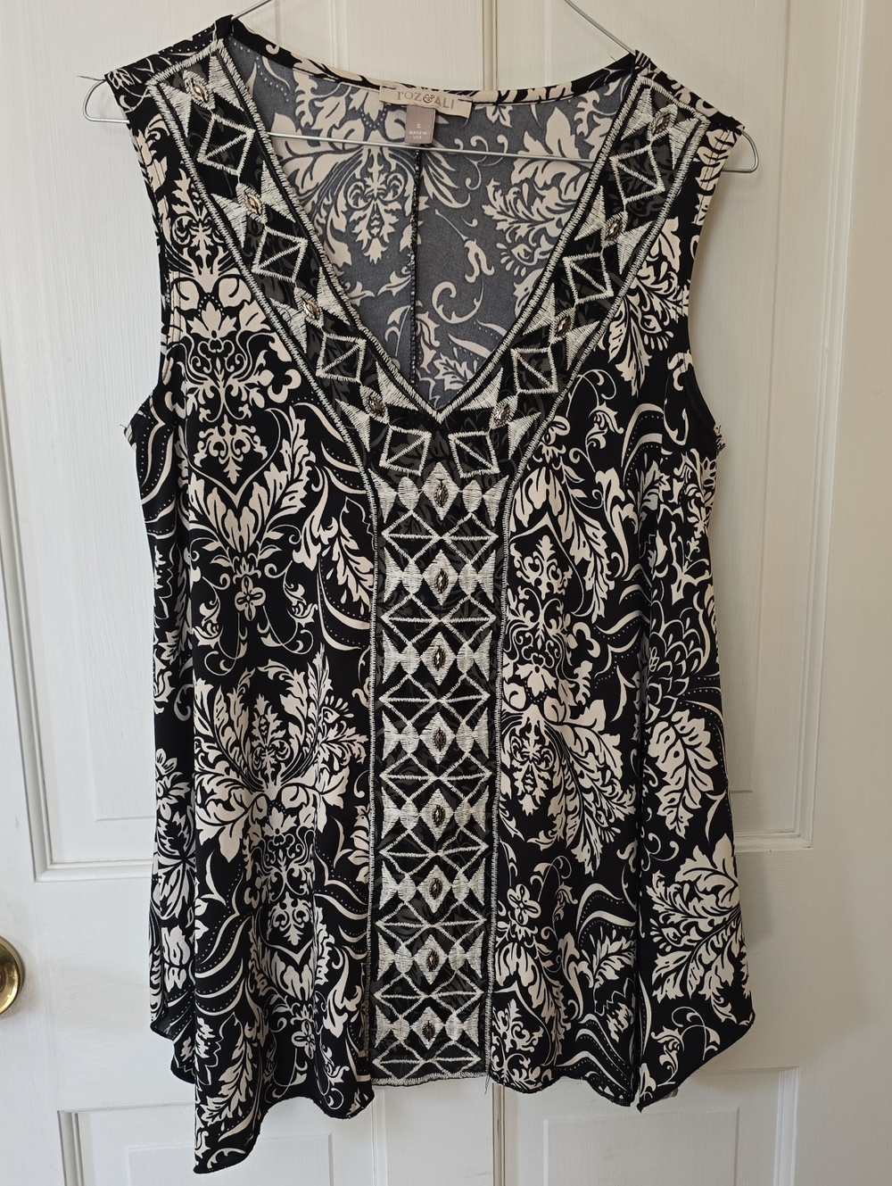 Roz & Ali Black and White Sleeveless Tank with Embroidered Beaded Trim Size S